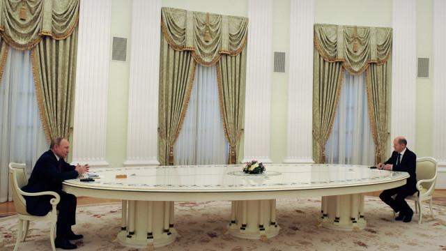 Путин пак разпъна масата. Над 3 часа разговор с Шолц